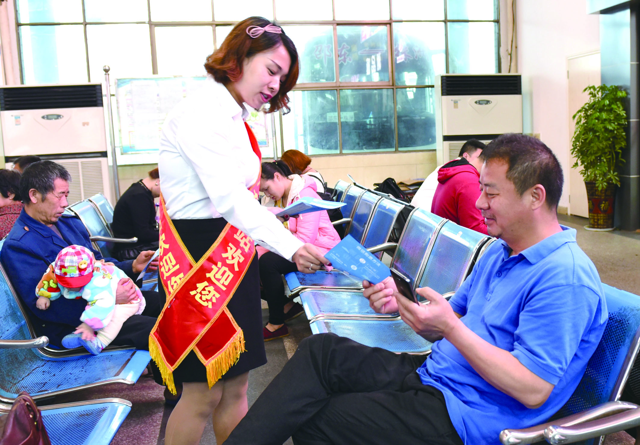 4月21日，邵東汽車西站工作人員在向旅客推介互聯(lián)網(wǎng)+站+車+客平臺(tái)的推廣應(yīng)用與購(gòu)票實(shí)名制宣傳。