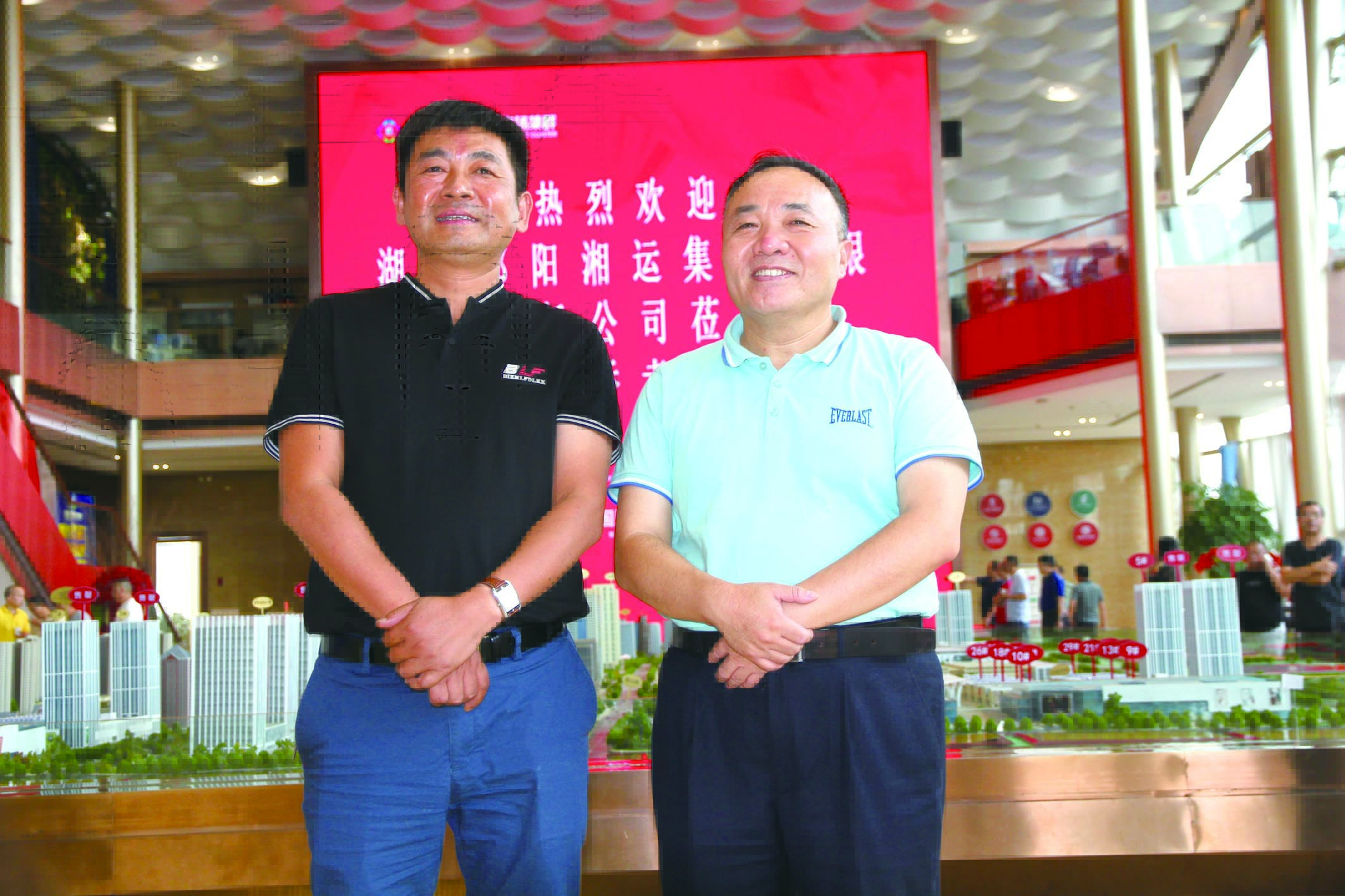 傅勝龍董事長（右）在長沙會見王宏波董事長（左）。
