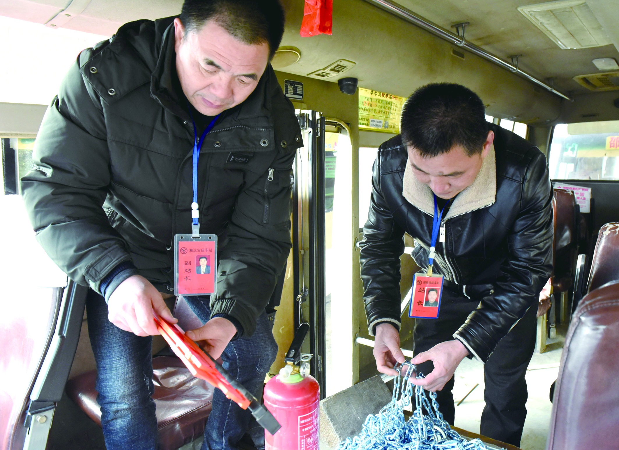 2月8日，市寶慶汽車站工作人員正在營運車上檢查應(yīng)急設(shè)施及器材是否齊全有效