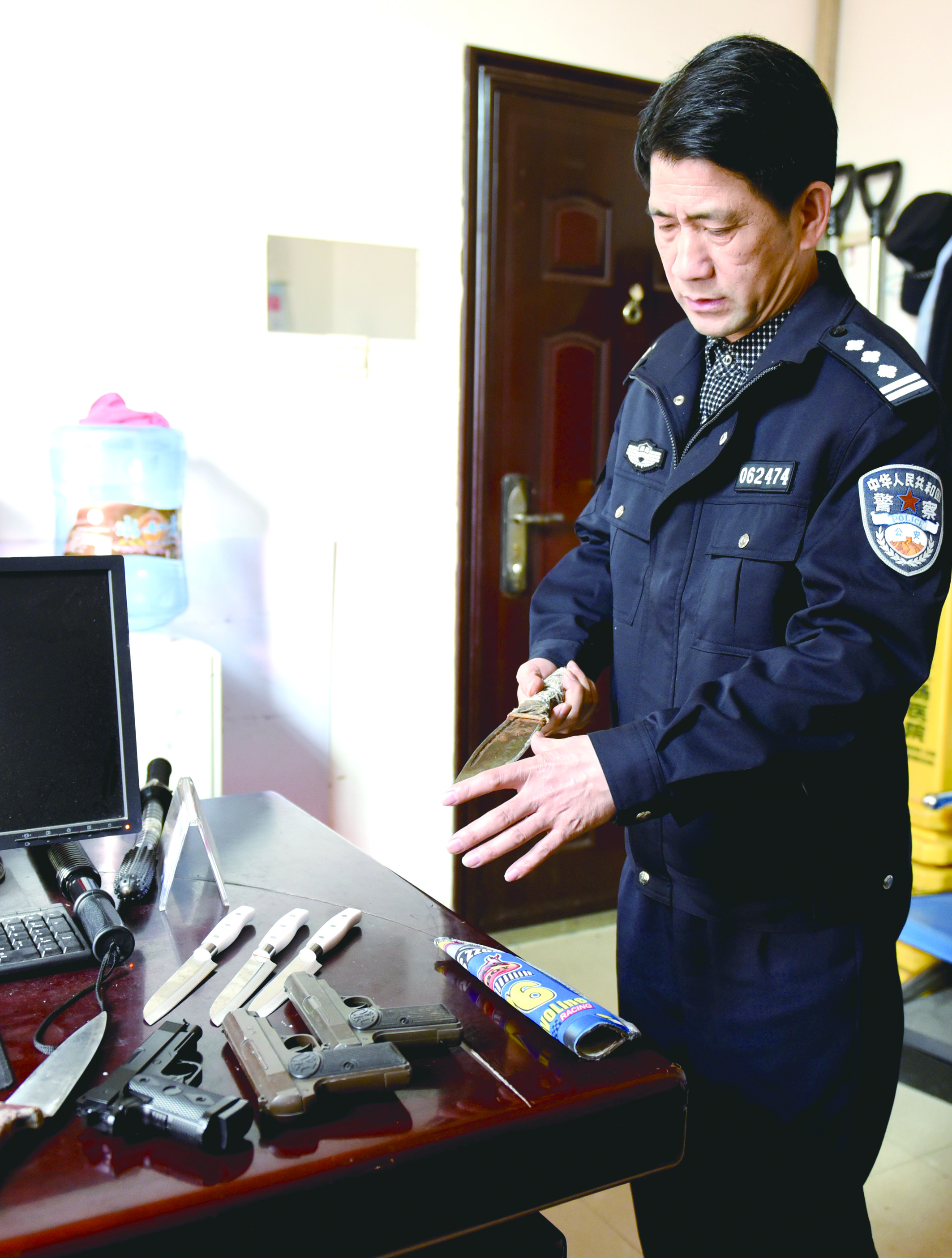 3月12日，邵東汽車西站警務(wù)室民警正在對(duì)所查獲的違禁品進(jìn)行清點(diǎn)