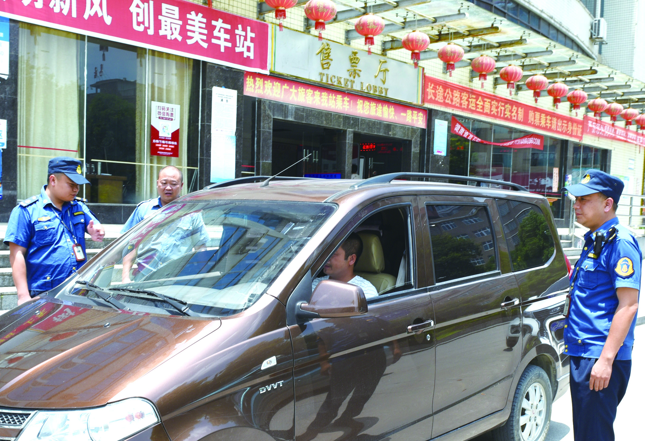 7月10日，洞口縣黃橋鎮(zhèn)副鎮(zhèn)長謝揚標（右）在黃橋汽車站檢查營運客車安全檢查情況。近段時間以來，黃橋汽車站全面排查交通安全等方面存在的安全隱患，并及時予以整改到位，做到防患于未然，確保安全生產(chǎn)工作萬無一失。據(jù)了解，今年上半年已消除交通安全隱患10余起。  李祖冠    攝影報道 