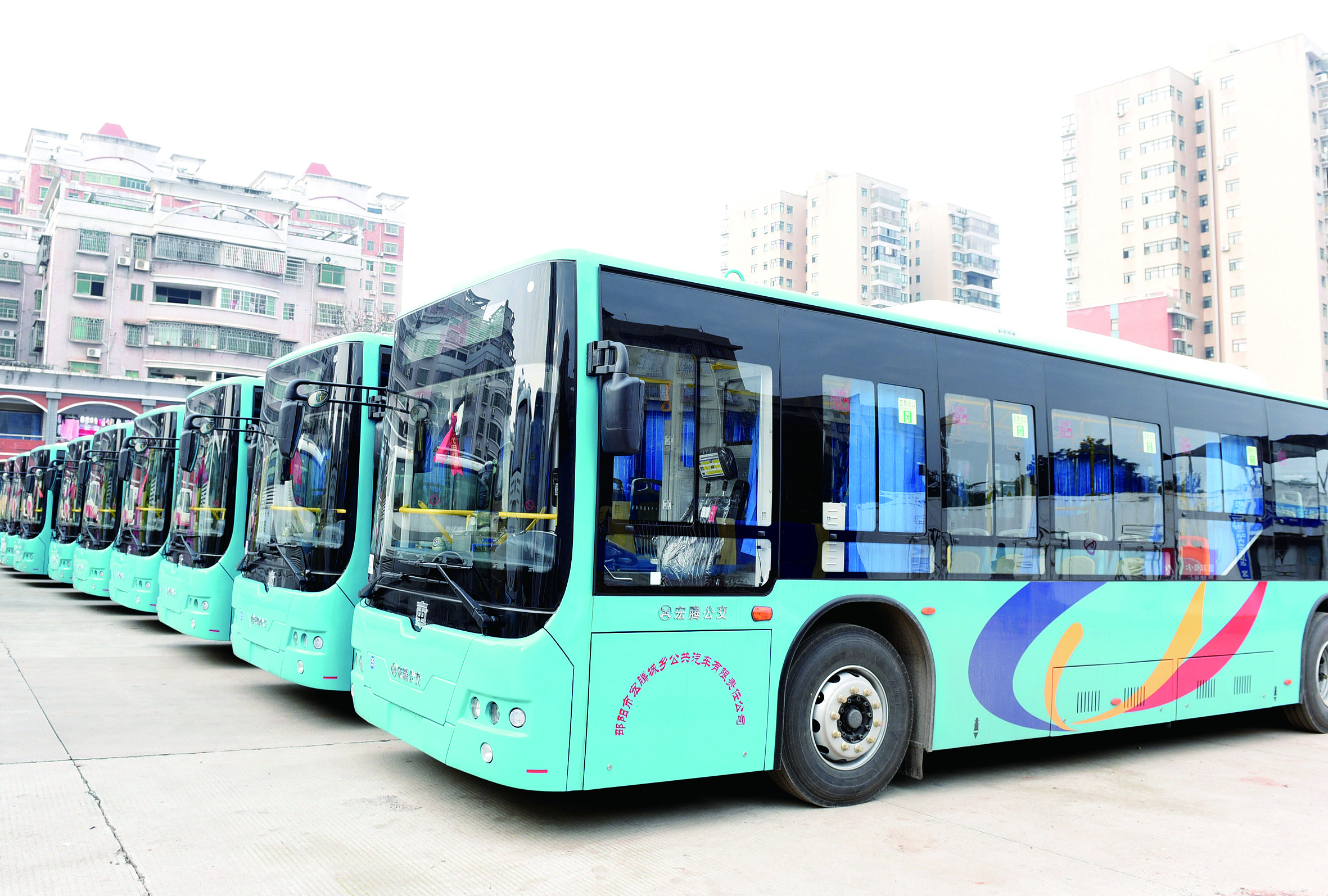 2月26日，筆者在宏騰城鄉(xiāng)公共汽車公司偌大的停車坪見到，其30輛公交車輛成一字型排列整裝待發(fā)。
