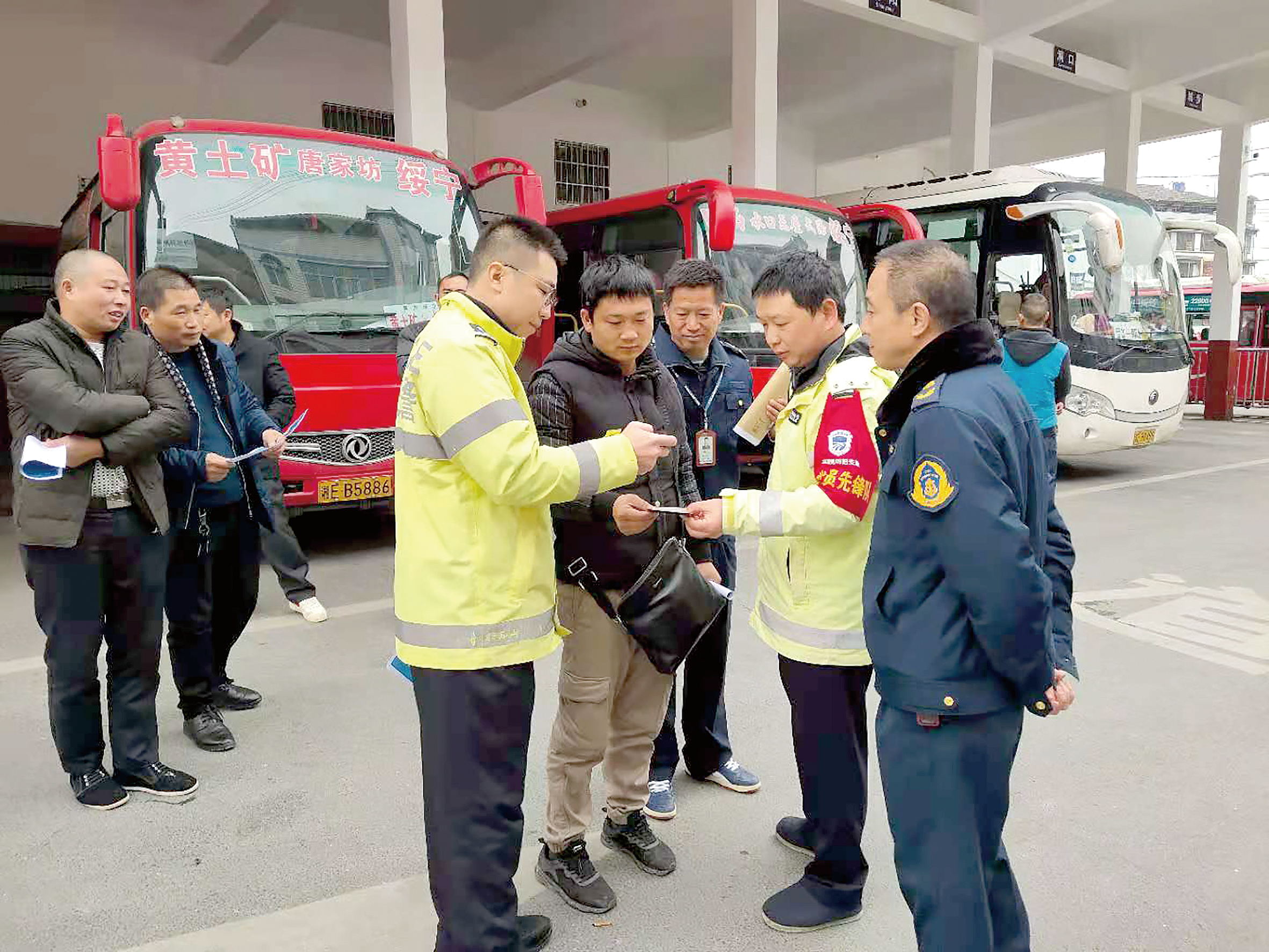 12月2日是全國交通安全日。當(dāng)天上午10時(shí)，綏寧分公司汽車總站舉行“知危險(xiǎn)會避險(xiǎn)、安全文明出行——關(guān)注農(nóng)村交通安全、暢行美麗鄉(xiāng)村”122交通安全日主題宣傳活動。 ? 此活動用生動的事例教育廣大從業(yè)人員樹立美麗鄉(xiāng)村安全暢行責(zé)任意識、服務(wù)意識，進(jìn)一步增強(qiáng)廣大從業(yè)人員安全事故的防范意識、辨別意識，緊急避險(xiǎn)應(yīng)急處理方法。 省高速交警綏寧大隊(duì)、綏寧縣運(yùn)管所等負(fù)責(zé)人到活動現(xiàn)場進(jìn)行指導(dǎo)。  劉永松